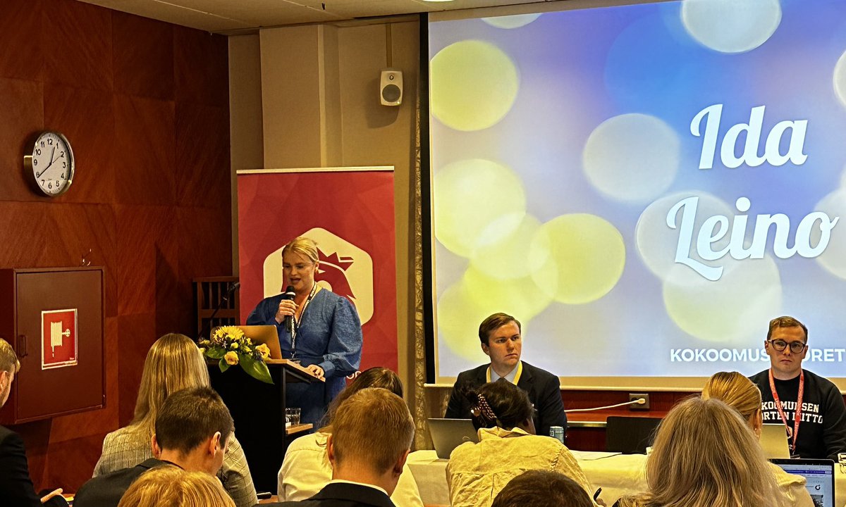 Kokoomusnuorten väistyvä puheenjohtaja <a href="/IdaLeino/">Ida Leino</a> piti liittokokoukselle liikuttavan ja eteenpäin katsovan kiitospuheen! Kiitos Ida näistä vuosista kanssasi 💙 #KNLliko