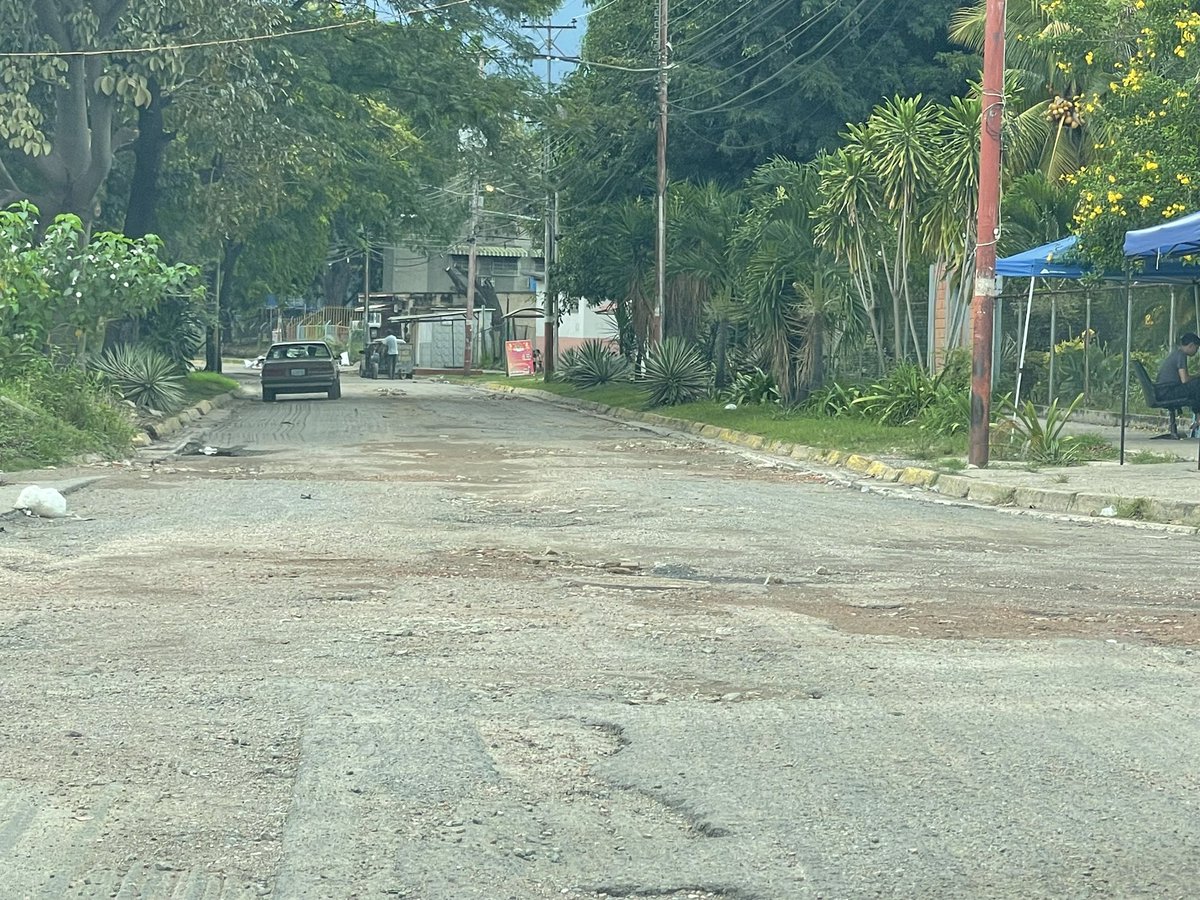 CarmenPecorelli's tweet photo. #Aragua así esta la av. principal de Caña de Azúcar vía al mercado Periférico.
Huecos y basura , por el mal está de la vía los carros pasan en contra flujo . 
El llamado a las autoridades de Mario Briceño Iragorry. https://t.co/hW9wF75war