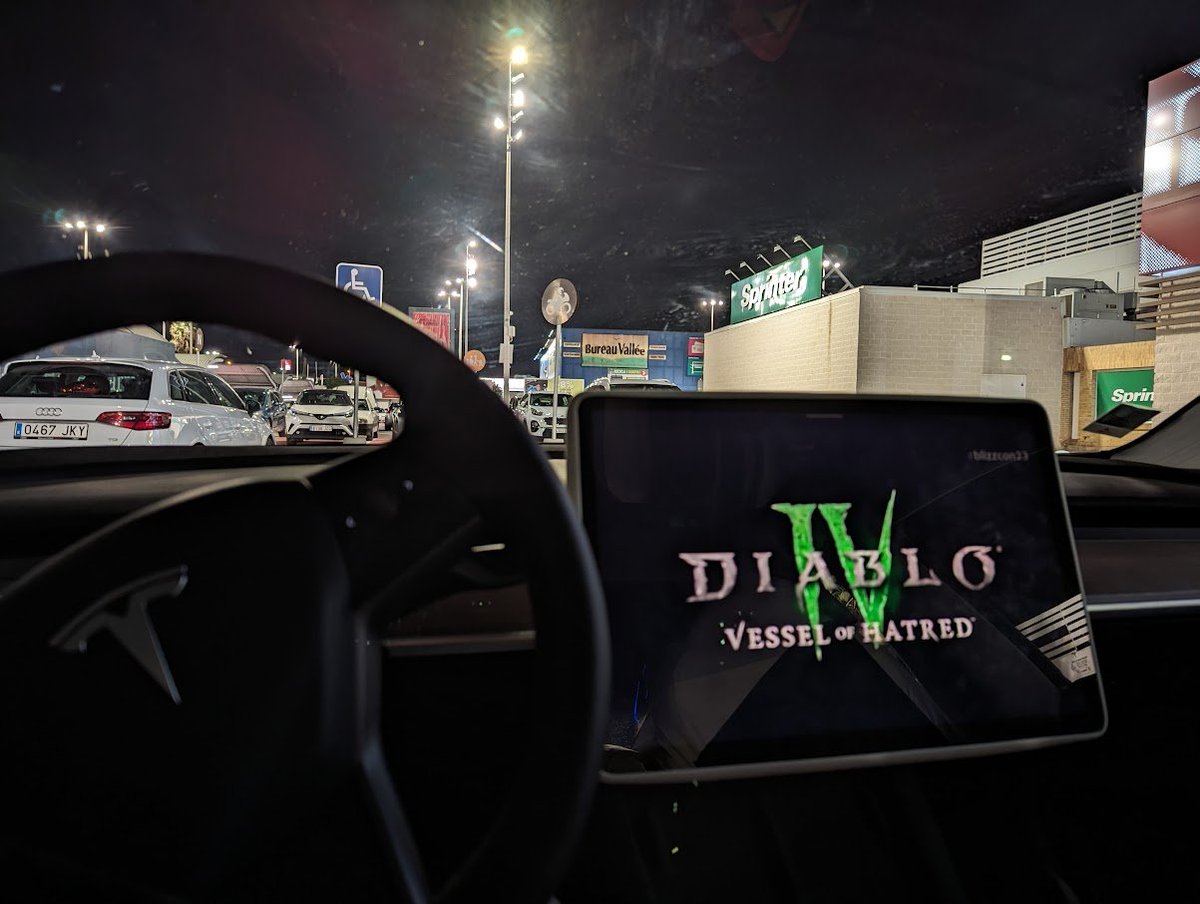 Lud0vicB's tweet photo. @Diablo_FR Sur la route, retour de vacances, halte sur le parking #Carrefour de #Tarragona. #BlizzCon #tesla https://t.co/cvg2NW4pJR