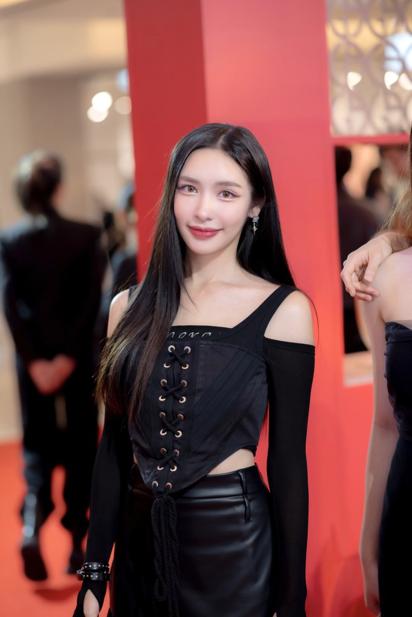 Lookkaeww_k's tweet image. Nice to meet you❤️🖤

#ArmaniBeautyTH #TheArmaniGiftHouse #HolidayCollection
#lookkaewkamollak #ลูกแก้วกมลลักษณ์