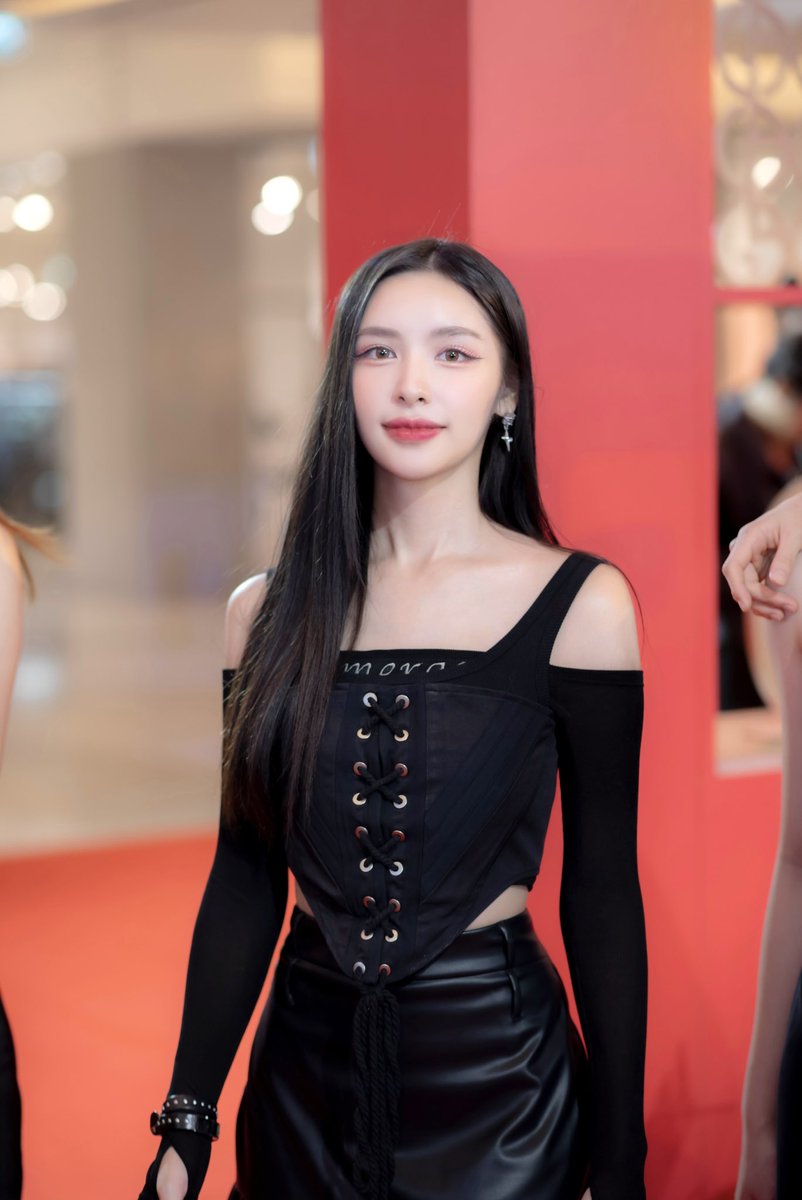 Lookkaeww_k's tweet image. Nice to meet you❤️🖤

#ArmaniBeautyTH #TheArmaniGiftHouse #HolidayCollection
#lookkaewkamollak #ลูกแก้วกมลลักษณ์