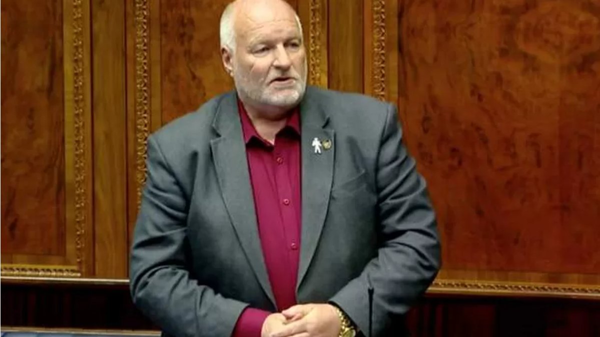 Saddened to learn of the death of David Hilditch. I served with David in the Northern Ireland Assembly for a number of years &amp; had a long standing friendship through our mutal interests in football.
Sincere sympathy to his family, friends, colleagues &amp; all at Carrick Rangers.