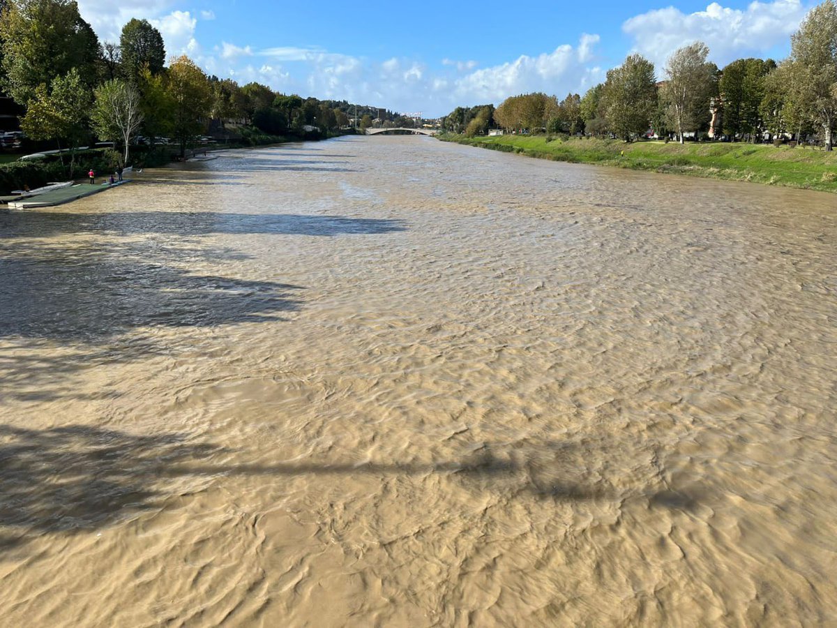 🟢 Situazione Arno
La portata d’acqua fa impressione ma non ci sono criticità, è già passata la piena a Firenze e sta transitando a Empoli.