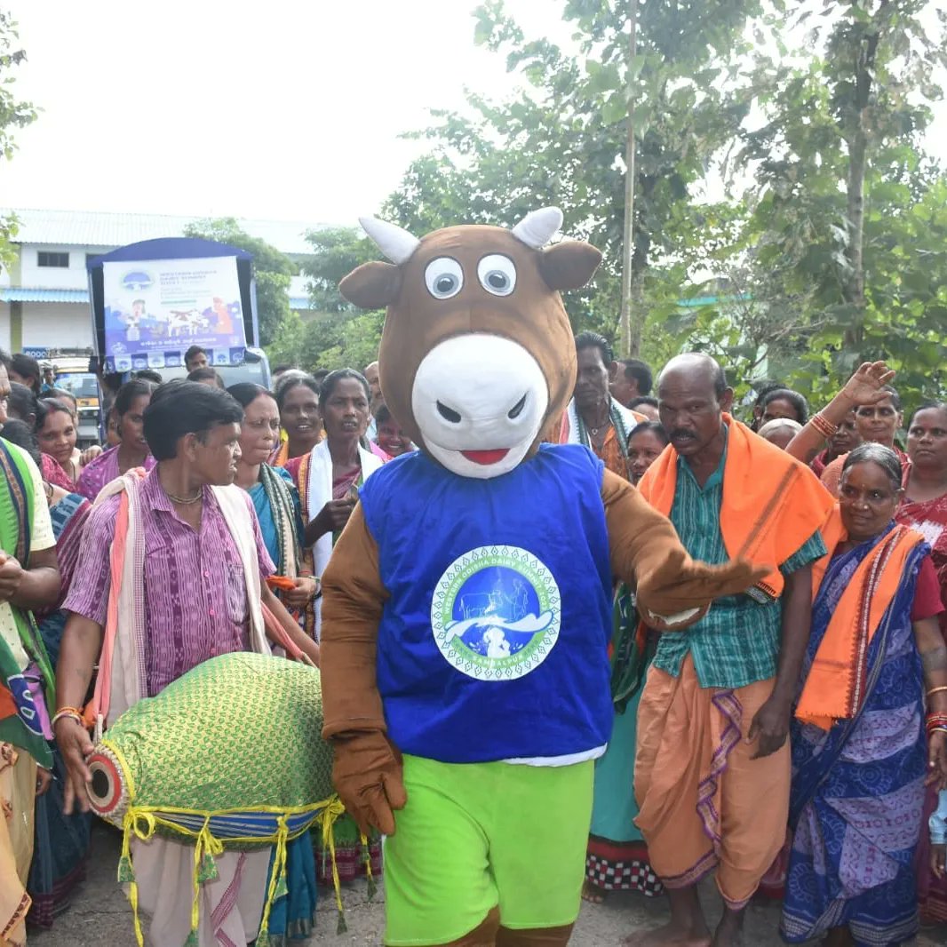 dairysummit2023's tweet photo. #Day2 of the Van & Mascot Movement!
We're at the villages of Kuchinda, spreading the word about @MGNREGA's Cowshed guidelines, clean milk production & animal health camp.
#westernodishadairysummit
#wods2023 #wodc #samul
#sambalpur #dairysummit https://t.co/JgcjtflVh7