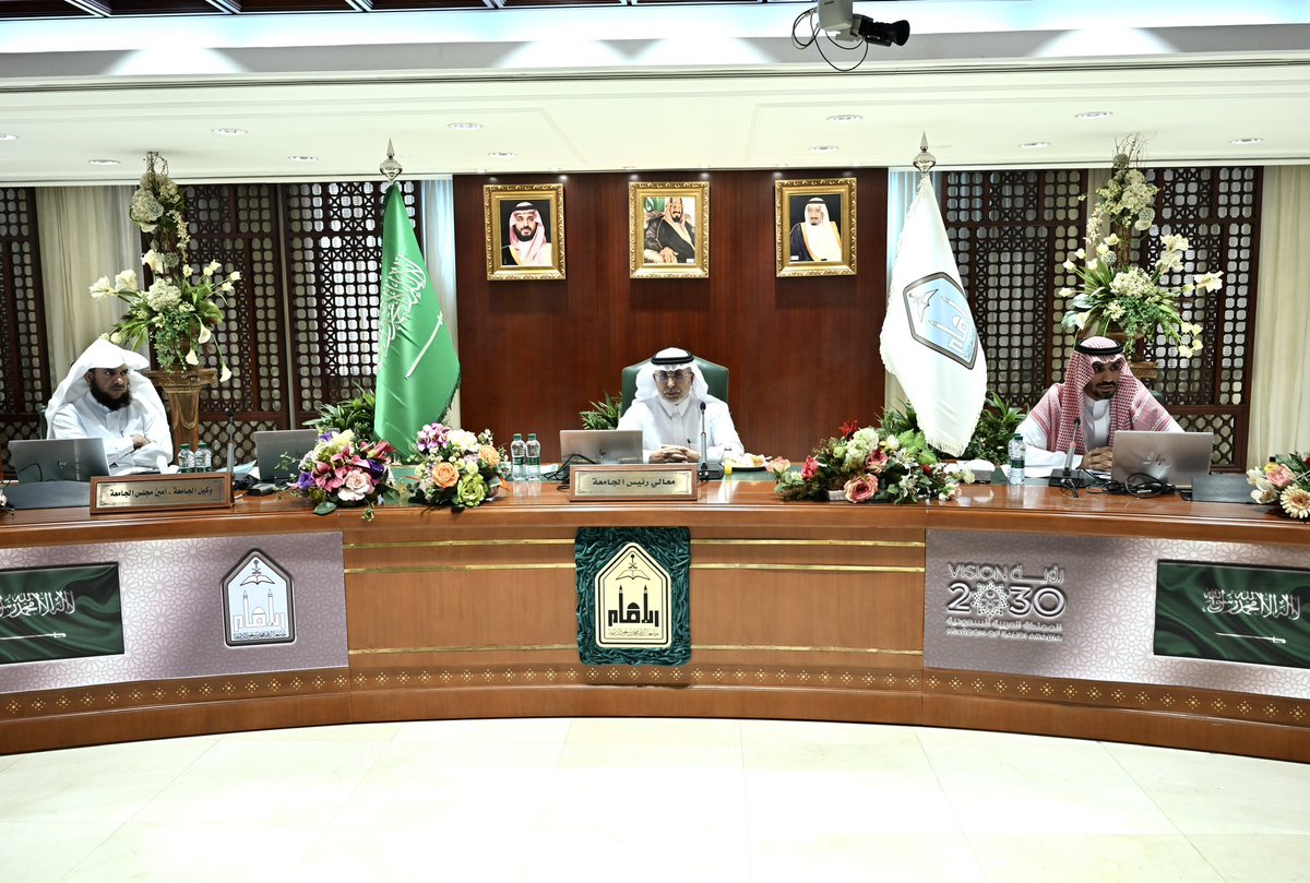 IMSIU_edu_sa's tweet photo. برئاسة معالي رئيس الجامعة أ.د. أحمد بن سالم العامري..
مجلس الوقف الجامعي بـ #جامعة_الإمام يعقد جلسته الأولى لهذا العام الجامعي 1445هـ، مساء اليوم الأحد 21/ 4/ 1445هـ، وناقش عددًا من الموضوعات المدرجة على جدول الأعمال. https://t.co/2WCWr02XZS