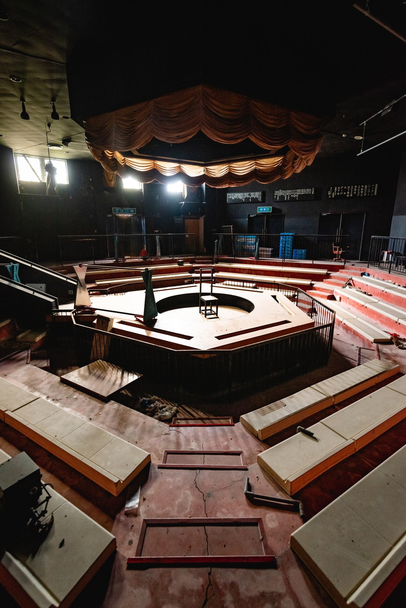 ストリップ劇場 