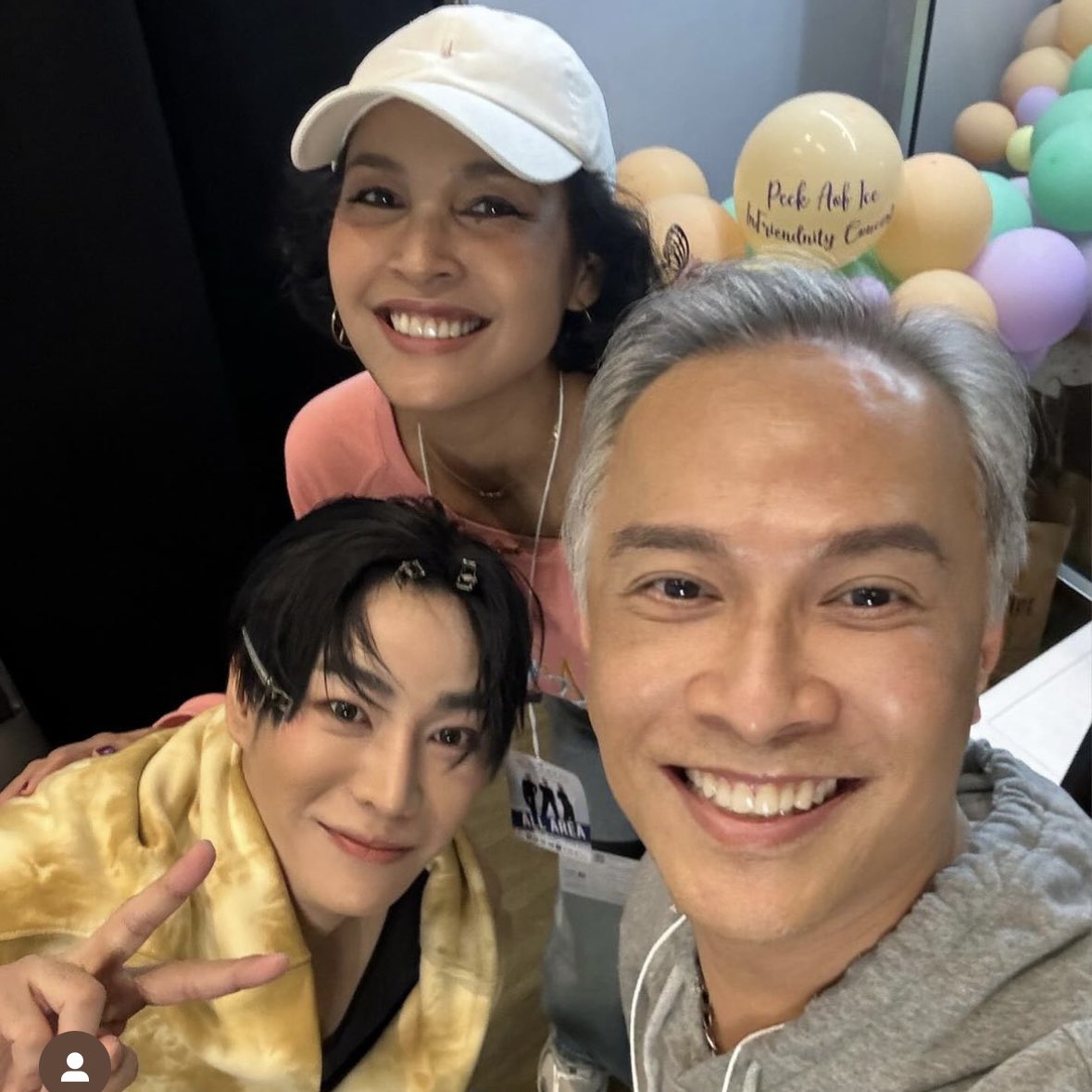 VioViola33's tweet photo. กรี๊ดดดด ใช่มั้ยๆ ดีใจ แงงง 🥹
ให้เฮียไปล่วงหน้าวันเกิดปีนี้ 
ส่งเสื้อให้เฮียเรื่อยๆ ถ้าใช่ คือแต้มบุลแรกเลย 
วันนี้สู้ๆ นะคะผลิต 💛✌🏻

#เป๊กอ๊อฟไอซ์คอนเสิร์ต_Day2
#PeckAofIceInFriendnityConcert
#เป๊กผลิตโชค #Peckpalitchoke https://t.co/lMx8GoFMdc