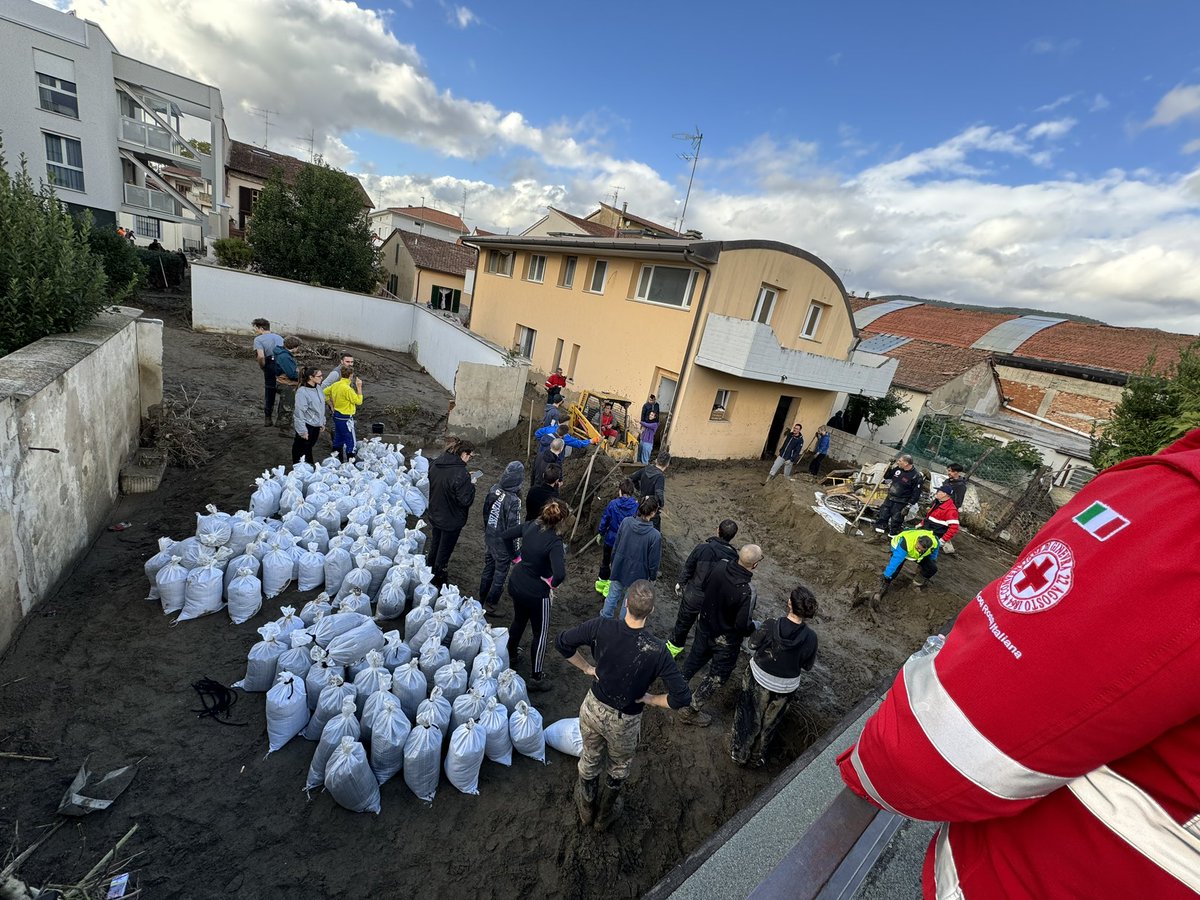 PressCriFirenze's tweet photo. 🔴 #allertameteoTOS Idrovore in funzione, pulizia strade e svuotamento delle abitazioni allagate! 👉🏻 Abbiamo registrato un totale di 102 disponibilità nelle ultime 48h dai parte dei nostri Volontari #CroceRossa Firenze: CI SIAMO. Forza Toscana! #UnItaliaCheAiuta https://t.co/dMxAWfdorF