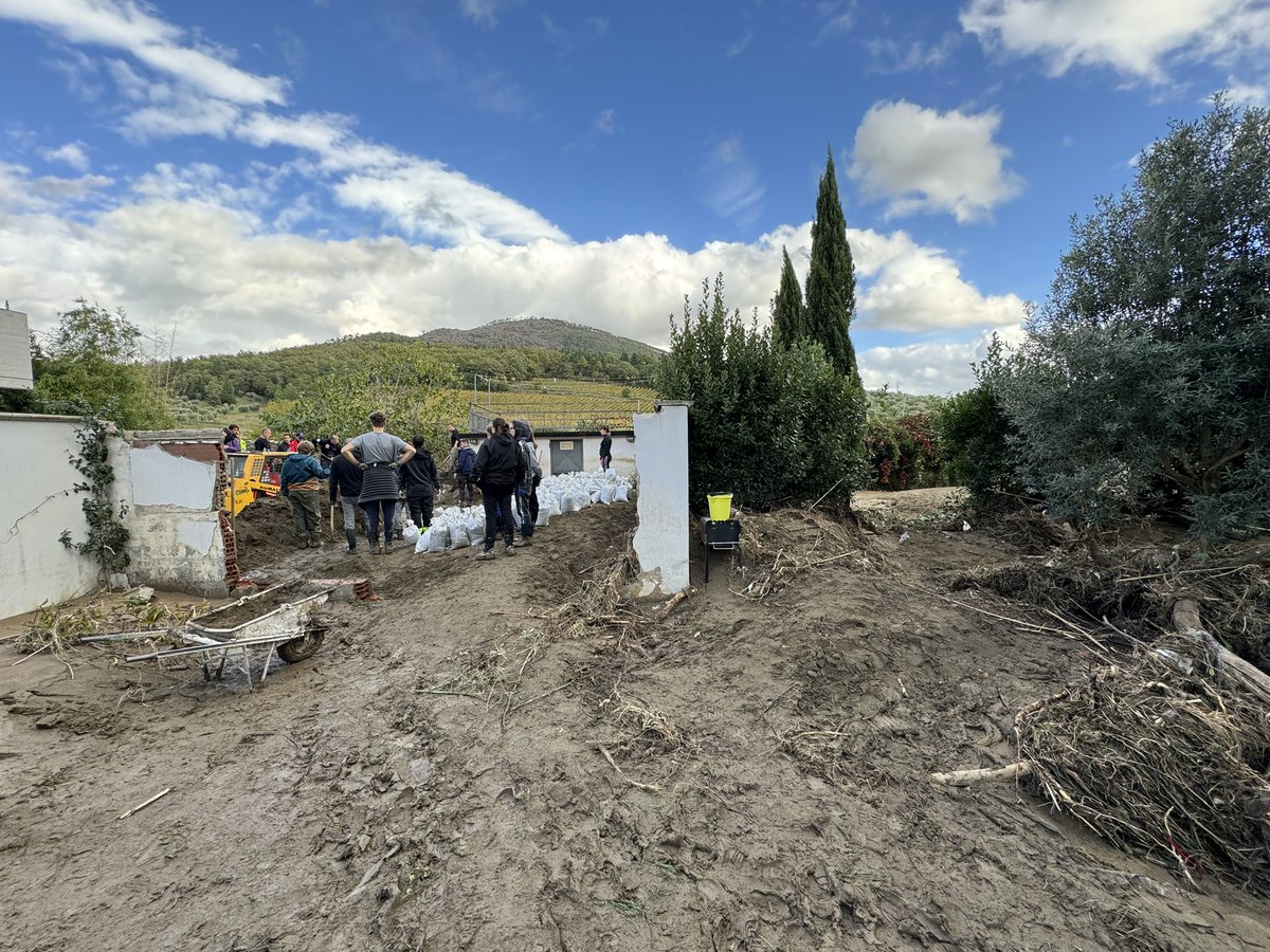 PressCriFirenze's tweet photo. 🔴 #allertameteoTOS Idrovore in funzione, pulizia strade e svuotamento delle abitazioni allagate! 👉🏻 Abbiamo registrato un totale di 102 disponibilità nelle ultime 48h dai parte dei nostri Volontari #CroceRossa Firenze: CI SIAMO. Forza Toscana! #UnItaliaCheAiuta https://t.co/dMxAWfdorF