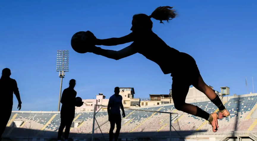 relevo's tweet photo. 🗨 "El tercer gol me han dicho mis compañeros que si es fútbol femenino".

📌 El portero del Tardienta respondió esto a la pregunta de un periodista.

▪ Relevo trata de desmontar el "topicazo" que rodea a las porteras.

✍ @SandraRiquelme_ 

➕ℹ https://t.co/W0cbRsXX52 https://t.co/rxL99wLOtW