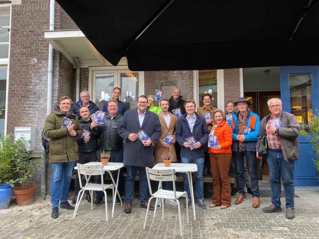 Gisteren was @ruben_brekelmans bij ons om te praten over het onderwerp asiel en migratie. Daarnaast hebben we gezamenlijk campagne gevoerd voor de aankomende Tweede Kamer verkiezingen. Het was ondanks het weer een geslaagde en leuke middag!