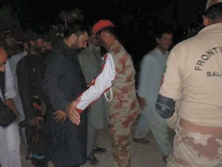 ShafiqAhmadAdv3's tweet photo. سرفراز بگتی جب وزیر داخلہ بلوچستان تھا تو کوئٹہ کینٹ میں تلاشی دے کر داخل ھوتا تھا اور اب وفاقی وزیر داخلہ ہے تو کیا اب GHQ یا ISI ہیڈکوارٹر اسی طرح تلاشی دے کر جاتا ہے؟
ترقی ھونے کے ساتھ کچھ عزت مل جاتی ہے یا کتے ہمیشہ کتا ہی رہتا ہے؟ https://t.co/CIIArUUmUh