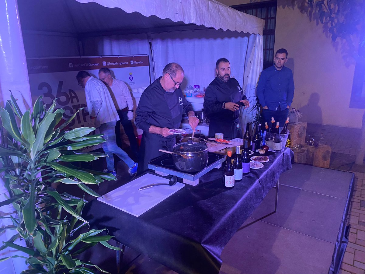 festadelvi's tweet photo. 🍷🍇 Quin fantàstic showcooking vam poder gaudir anit, amb plats elaborats amb carn de caça!

Recordeu, avui encara sou a temps de gaudir de la 36a #FestadelVi: https://t.co/smtzARLddA https://t.co/x2tpXOKWek