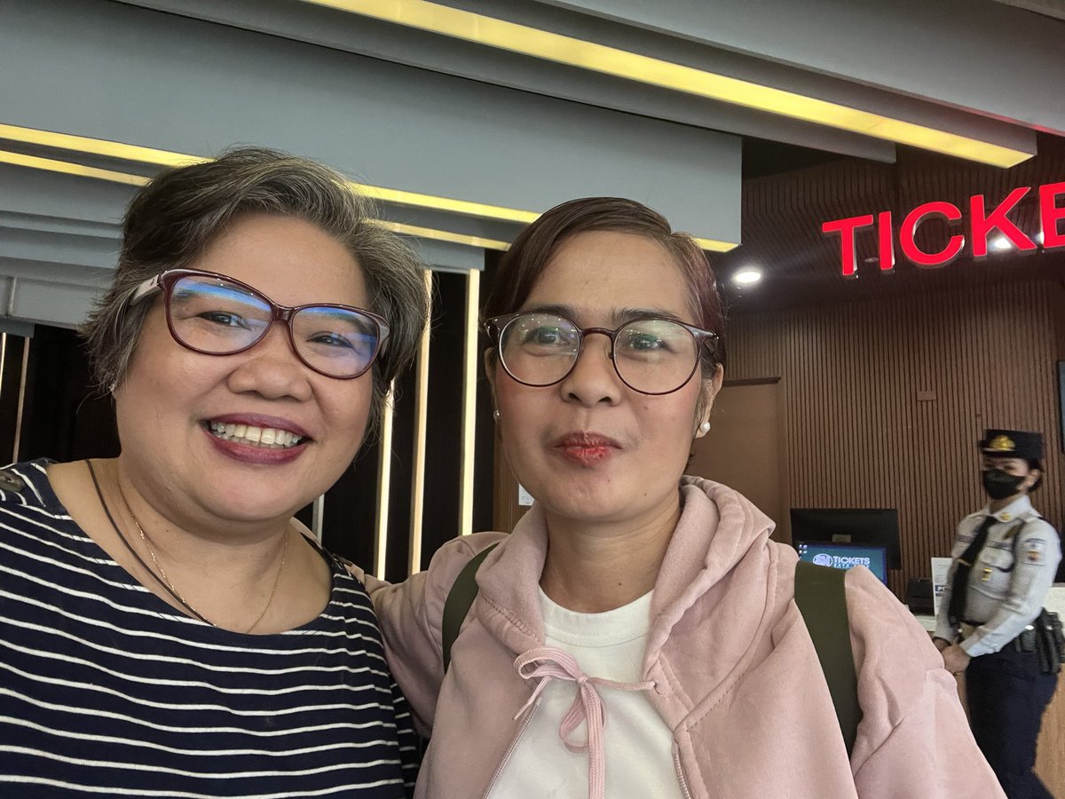 NastyMe6's tweet photo. One thing na naaappreciate ko when attending ganaps for Alden is meeting my co-fans! So happy to have met @mnggy33 and ate Estelita kanina. Outside, I saw Raks, @lisajavier @magneto444 @faulkpok @bhengagirl 

the OGs (Blueys and Alden Alliance) 💙😊

#FiveBreakUpsAndARomance https://t.co/ls7eqfIb3E