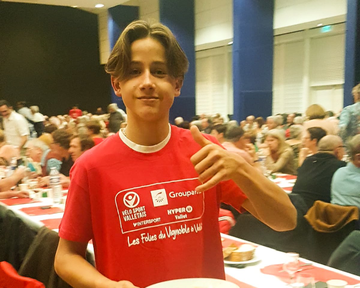 VsValletais's tweet photo. 𝗕𝗥𝗔𝗩𝗢 👏

Bravo à tous nos jeunes bénévoles qui ont très largement contribué au bon déroulement de notre Soirée Tripes 2023 ! 🥳
Quelques photos de cette soirée avec nos serveurs ! 📸

#soiree #vallet #lechampilambart #tripes #muscadet #serveurs #benevole https://t.co/H7iprWa3HG