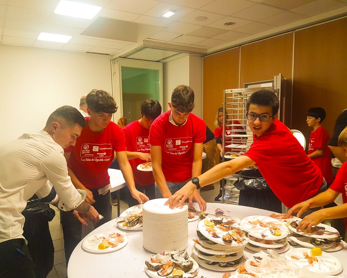VsValletais's tweet photo. 𝗕𝗥𝗔𝗩𝗢 👏

Bravo à tous nos jeunes bénévoles qui ont très largement contribué au bon déroulement de notre Soirée Tripes 2023 ! 🥳
Quelques photos de cette soirée avec nos serveurs ! 📸

#soiree #vallet #lechampilambart #tripes #muscadet #serveurs #benevole https://t.co/H7iprWa3HG