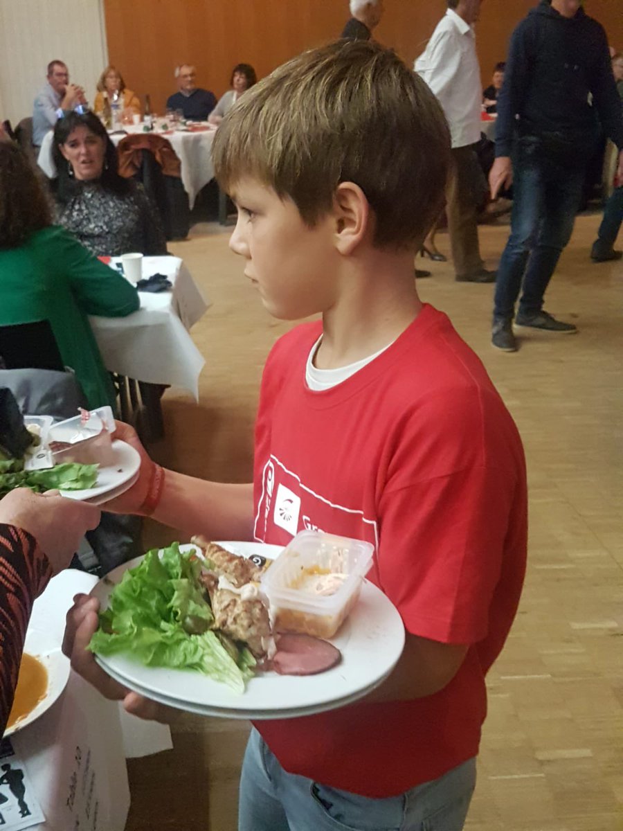 VsValletais's tweet photo. 𝗕𝗥𝗔𝗩𝗢 👏

Bravo à tous nos jeunes bénévoles qui ont très largement contribué au bon déroulement de notre Soirée Tripes 2023 ! 🥳
Quelques photos de cette soirée avec nos serveurs ! 📸

#soiree #vallet #lechampilambart #tripes #muscadet #serveurs #benevole https://t.co/H7iprWa3HG