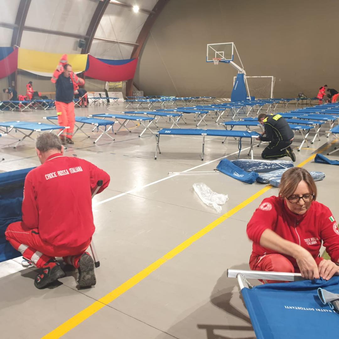 ⛑️Continuano gli interventi della CRI in Toscana. Ieri, nel comune Campi Bisenzio, volontari e operatori OPSA hanno consegnato beni di prima necessità a chi è rimasto bloccato nella propria abitazione, evacuato le persone in difficoltà e allestito un centro di accoglienza.