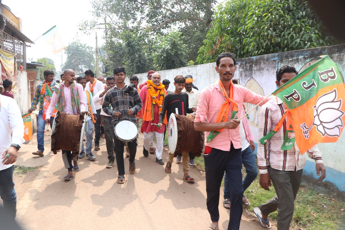 आज दुर्ग ग्रामीण विधानसभा अंतर्गत रिसाली मंडल के ग्राम पुरैना के वार्ड क्रमांक 38, 39 और 40 में स्थानीय जनों से भेंट कर आशीर्वाद प्राप्त किया। कार्यकर्ताओं का उत्साह एवं देवतुल्य जनता का आशीर्वाद और साथ दुर्ग ग्रामीण में कमल खिलाएगा। 
#BJP_Aawat_He #आ_रही_है_भाजपा #VoteForBJP
