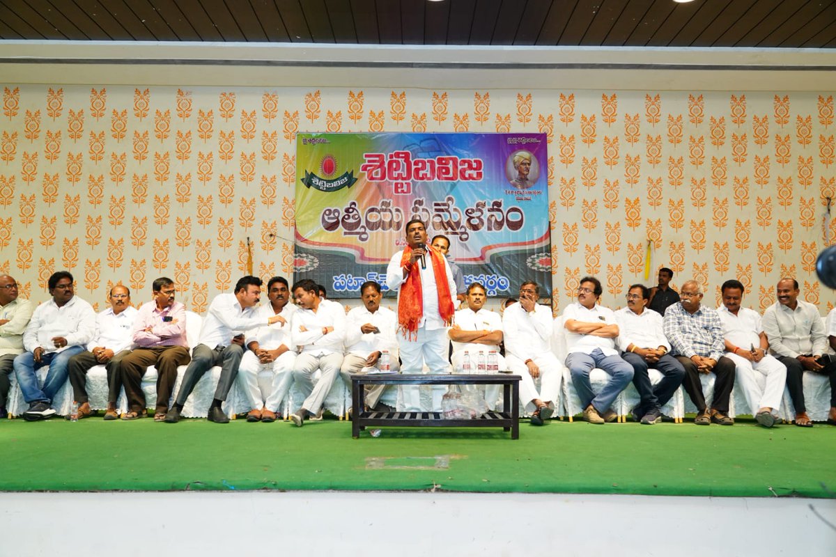 GMRMLAPTC's tweet image. పటాన్చెరు నియోజకవర్గంలో వివిధ కుల సంఘాల ఆధ్వర్యంలో చేపట్టిన ఆత్మీయ సమ్మేళనాల్లో పాల్గొన్న @BRSparty పటాన్చెరు అభ్యర్థి @GMRMLAPTC గారు. 
#VoteForCar 
#HattrickMLAGMR 
#CMKCR