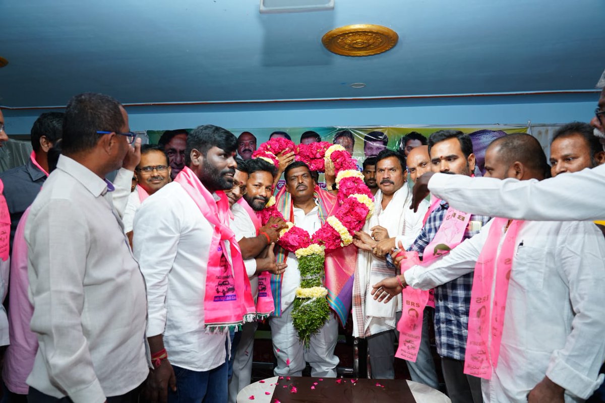 GMRMLAPTC's tweet image. పటాన్చెరు నియోజకవర్గంలో వివిధ కుల సంఘాల ఆధ్వర్యంలో చేపట్టిన ఆత్మీయ సమ్మేళనాల్లో పాల్గొన్న @BRSparty పటాన్చెరు అభ్యర్థి @GMRMLAPTC గారు. 
#VoteForCar 
#HattrickMLAGMR 
#CMKCR