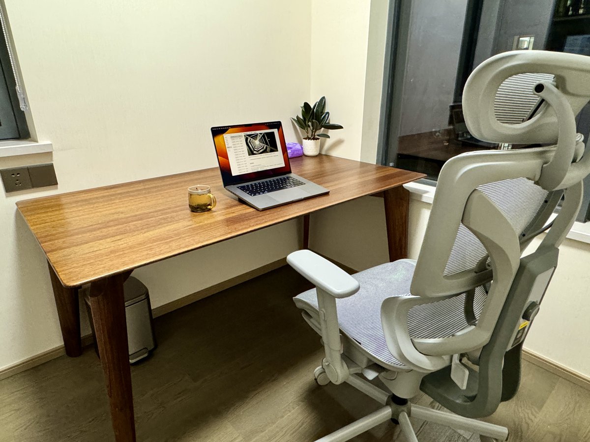 HiTw93's tweet image. #随便看看 看看你的书桌长什么样，我的属于简单派，由于 M2 电池很耐用在家都不太需要充电线就显得更简洁了。