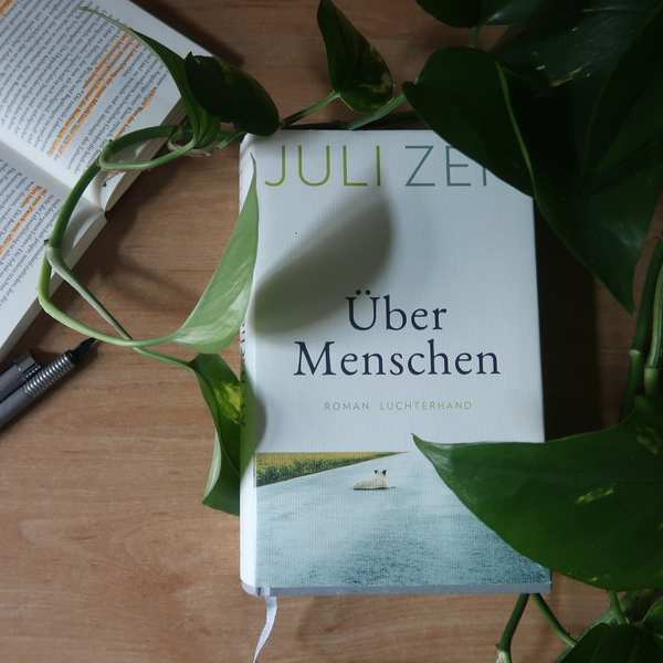 SLUB Dresden (@slubdresden) on Twitter photo Ausgehend vom Thema Stadt-Land-Gefälle lädt Ekkehard Haring morgen zur kreativen #Schreibwerkstatt zu #JuliZeh|s "Über Menschen" ein. Ab 14:00 habt ihr die Möglichkeit, euch im <a href="/slubtextlab/">SLUB TextLab</a> literarisch mit Zehs Roman auseinanderzusetzen. ℹ️ Anmeldung: slubdd.de/ju /al Ausgehend vom Thema Stadt-Land-Gefälle lädt Ekkehard Haring morgen zur kreativen #Schreibwerkstatt zu #JuliZeh|s "Über Menschen" ein. Ab 14:00 habt ihr die Möglichkeit, euch im <a href="/slubtextlab/">SLUB TextLab</a> literarisch mit Zehs Roman auseinanderzusetzen. ℹ️ Anmeldung: slubdd.de/ju /al