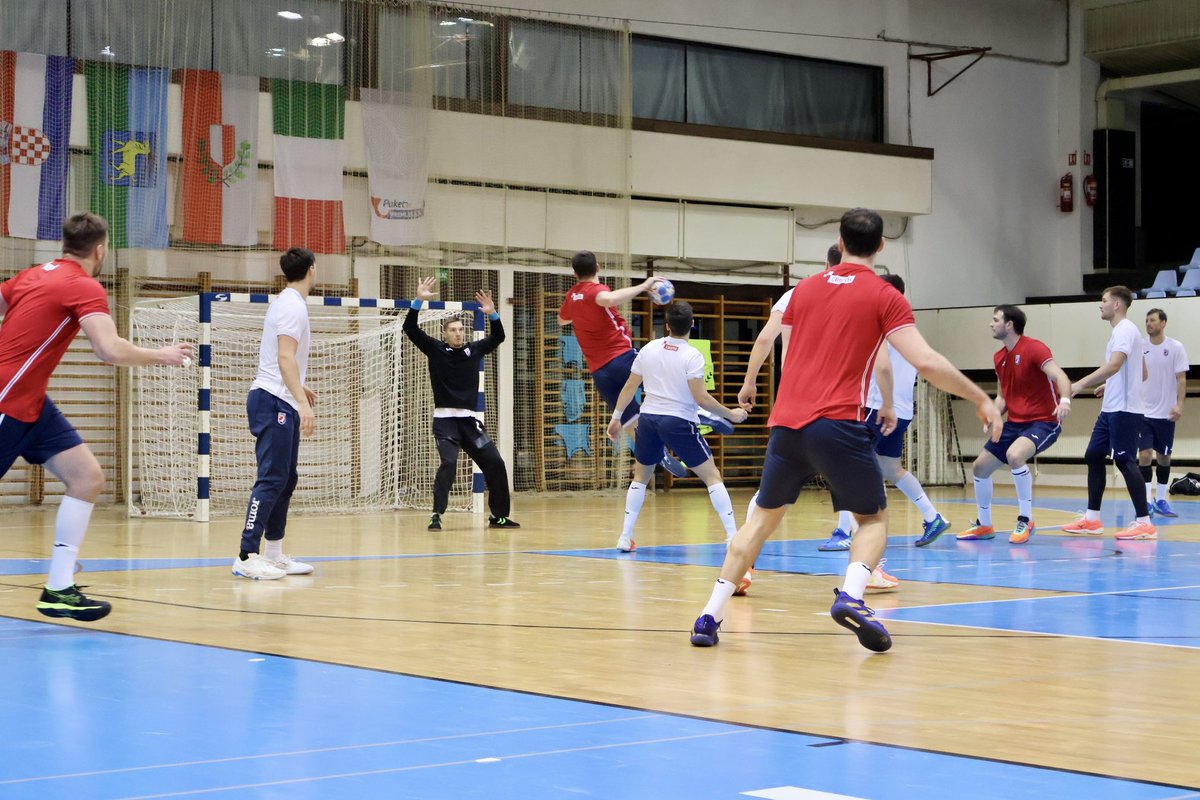 HRS_CHF's tweet photo. ๐ธ | ๐๐๐ง๐ข๐จ๐ซ๐ข
โช๏ธ ๐ ๐ด
#crohandball #teamweek #match https://t.co/H95JRh3UAU