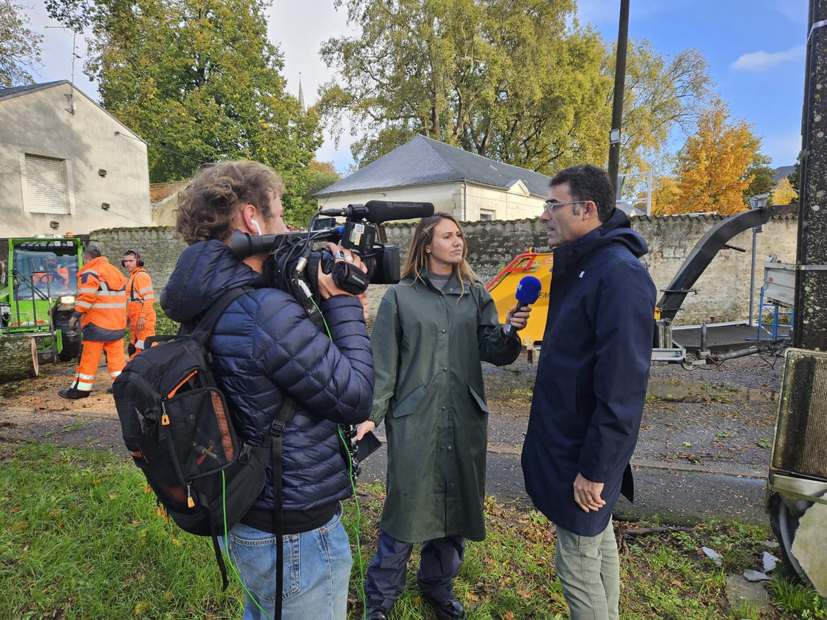 Fontenay_100's tweet photo. Notre ville a connu deux tempêtes en quelques jours. 
De nombreux degâts ont été répertoriés. 
Nos équipes et nos élus ont été mobilisés pour sécuriser les rues et dégager les arbres qui sont tombés sous la force du vent.

#FontenayLeComte #LudovicHocbon #Tf1 #BFMTV #tvvendee https://t.co/3i6kcYROaE