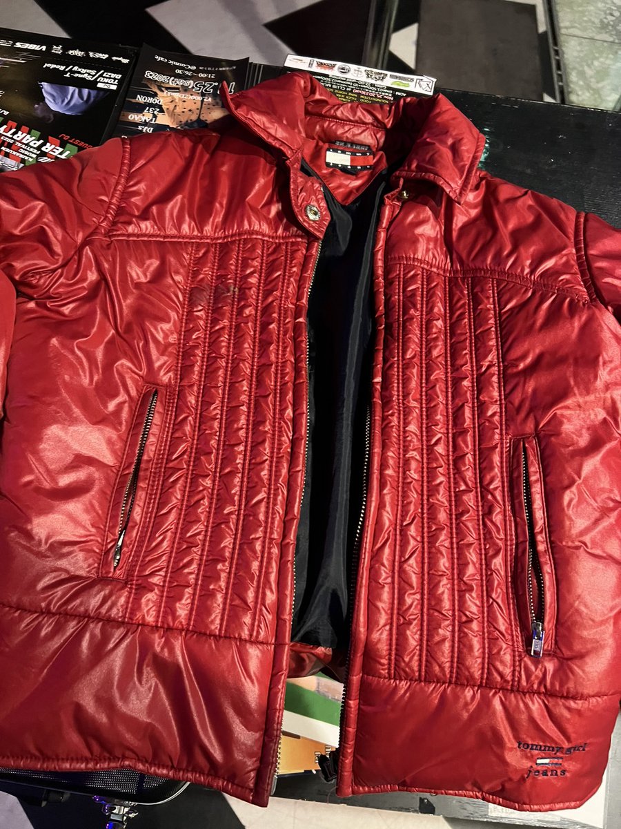 simtakura's tweet image. 昨夜の25執念パーティーに御子様連れのお客様
子供服TOMMYダウン忘れ物です
当店にて、お預かりさせて頂いてます。
宜しくお願い致します