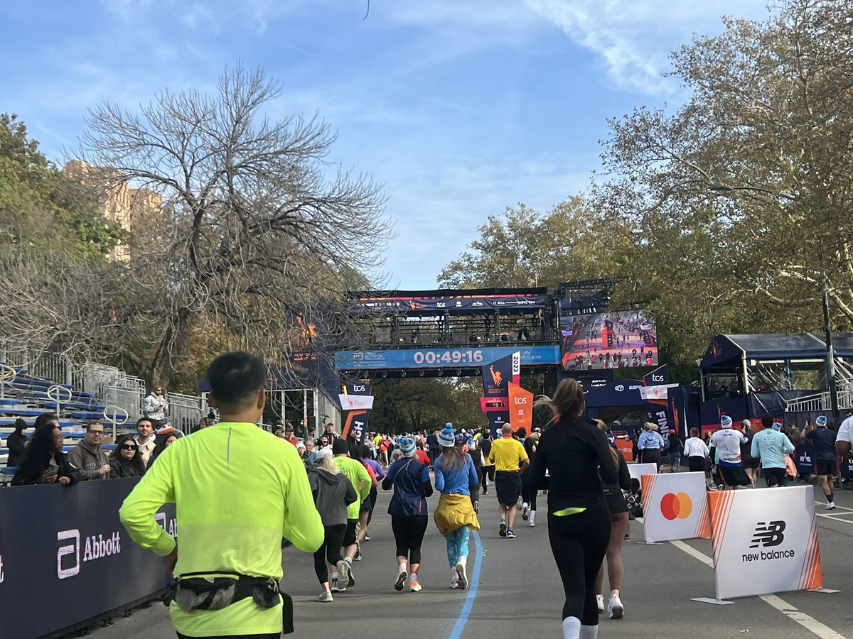 baoyuan's tweet photo. Photos from 5K @nyrr #dashtothefinish from UN to marathon finish @CentralParkNYC. Was fun to wave at old workplace on 6th Ave. Felt like George Bailey. "Hello, Wells Fargo! Hello Chick-Fil-A! Hello you wonderful old workplace! Hello Magnolia and Radio City!" https://t.co/IaSYgG5E4b