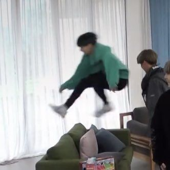 joon_lovebot's tweet photo. he fly! https://t.co/3CfcixJWdc