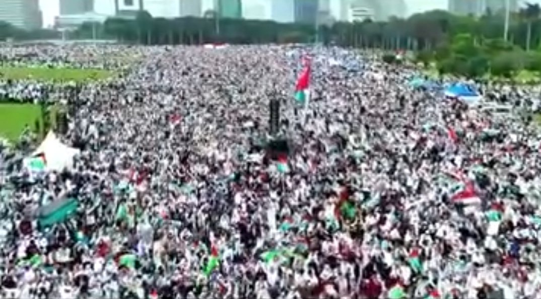 <a href="/Al__Quraan/">•</a> 🇮🇩❣️🇵🇸
More than two million Indonesians gathered at Monas,Jakarta this morning to pray together and show their support for Palestine.
Presiden Joko Widodo
#SavePalestine
#HelpPalestine
#PrayForPalestine
#WeStandWithPalestine