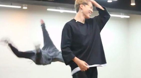 joon_lovebot's tweet photo. he fly! https://t.co/3CfcixJWdc