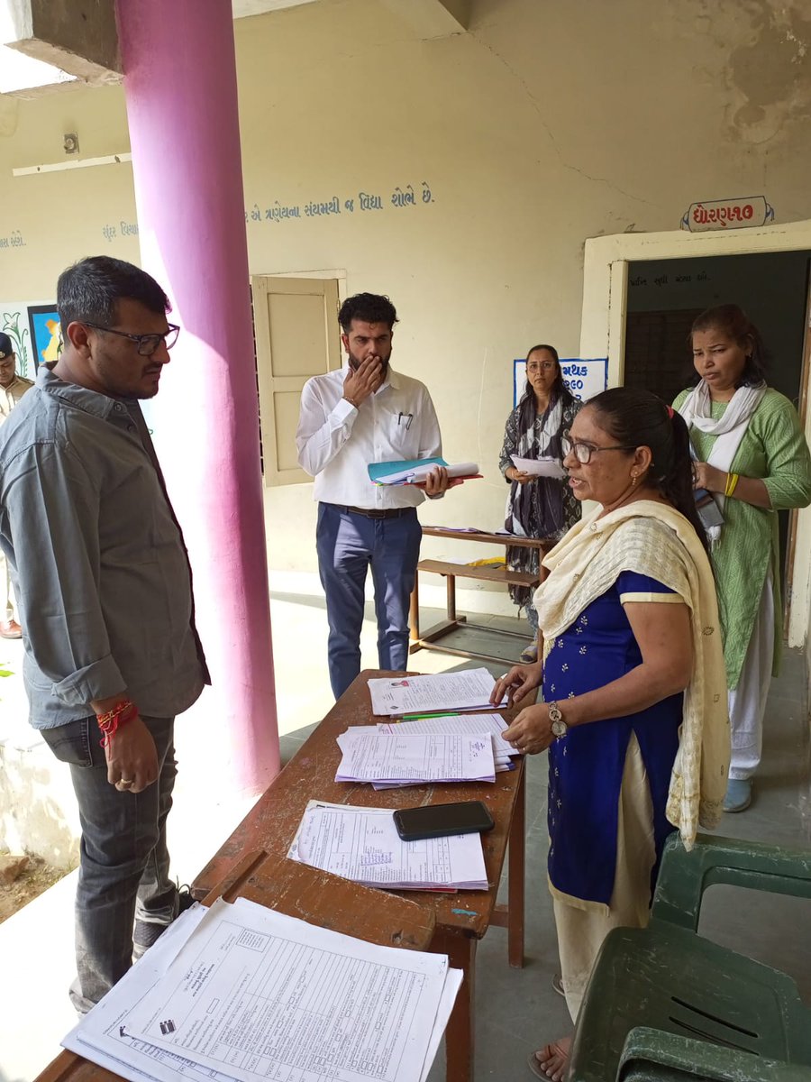 AnandElection's tweet photo. Resp.DEO and Collector sir, Anand has visited Polling stations of 112-Anand, 111-Umreth and 110-Anklav AC and instructed BLOs to enroll maximum young voters and rectify electoral roll.@ECISVEEP @CEOGujarat @CollectorAnd https://t.co/j8qNTnDwUu