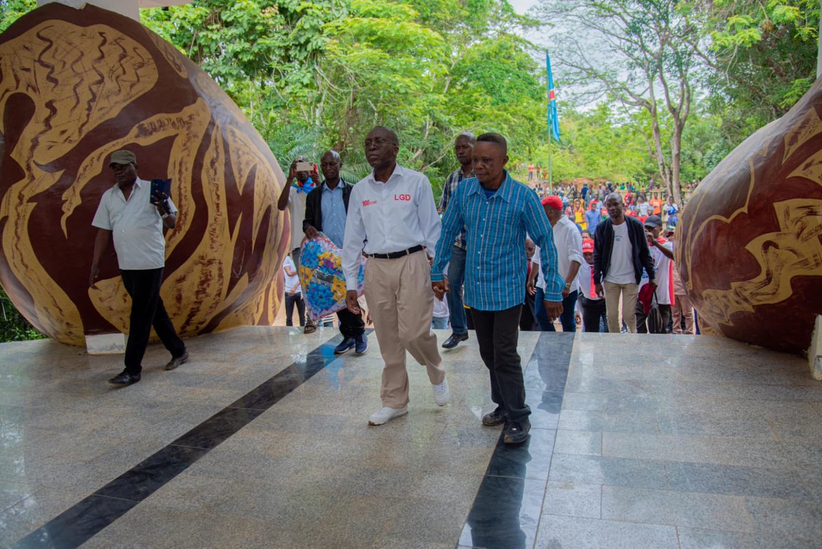Mapon_Matata's tweet photo. Je me suis recueilli au mausolée du 1er Président de la RDC, feu Joseph Kasa-Vubu, à Tshela. Héros national, il demeure un modèle d’éthique dans la gestion publique. Il était nécessaire d’aller nous inspirer à la veille de cette campagne électorale qui s’annonce âpre. https://t.co/FhLrxLTbmb