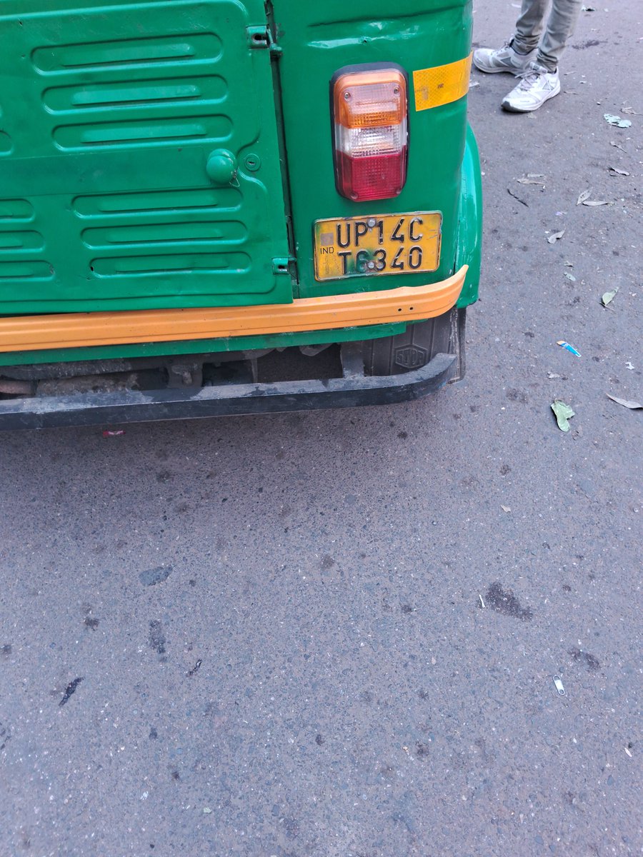 deepakheart1's tweet photo. @Gzbtrafficpol @ghaziabadpolice @Uppolice @uptrafficpolice उत्त��प्रदेश यातायात नियमो की धज्जिया उड़ाते हुई ऑटो चालक जगह पुराने बस अड्डे
ड्राइवर के सीट पे तीन लोगो को बैठाना और मना करने पर अभद्र व्यहार करना ऑटो से निचे उतार देना
कृपया संज्ञान मे ले. और कार्यवाही की जाये 
@uptrafficpolice @Gzbtrafficpol @UPGovt https://t.co/ZbHiSINd72