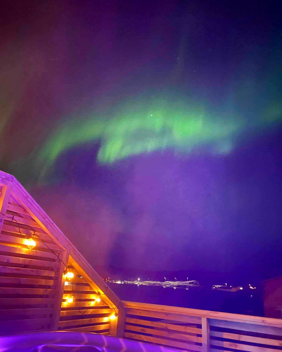 Når jeg får «tusen takk» og dette bildet fra fornøyd gjest fra spabadet under nordlyset, og hun bruker ordene «fredfull, lada batteri, kobla av» om stedet vi har skapt: DA kjennes det i hjertet ♥️ 

Thereses Feriehus, Bugøynes