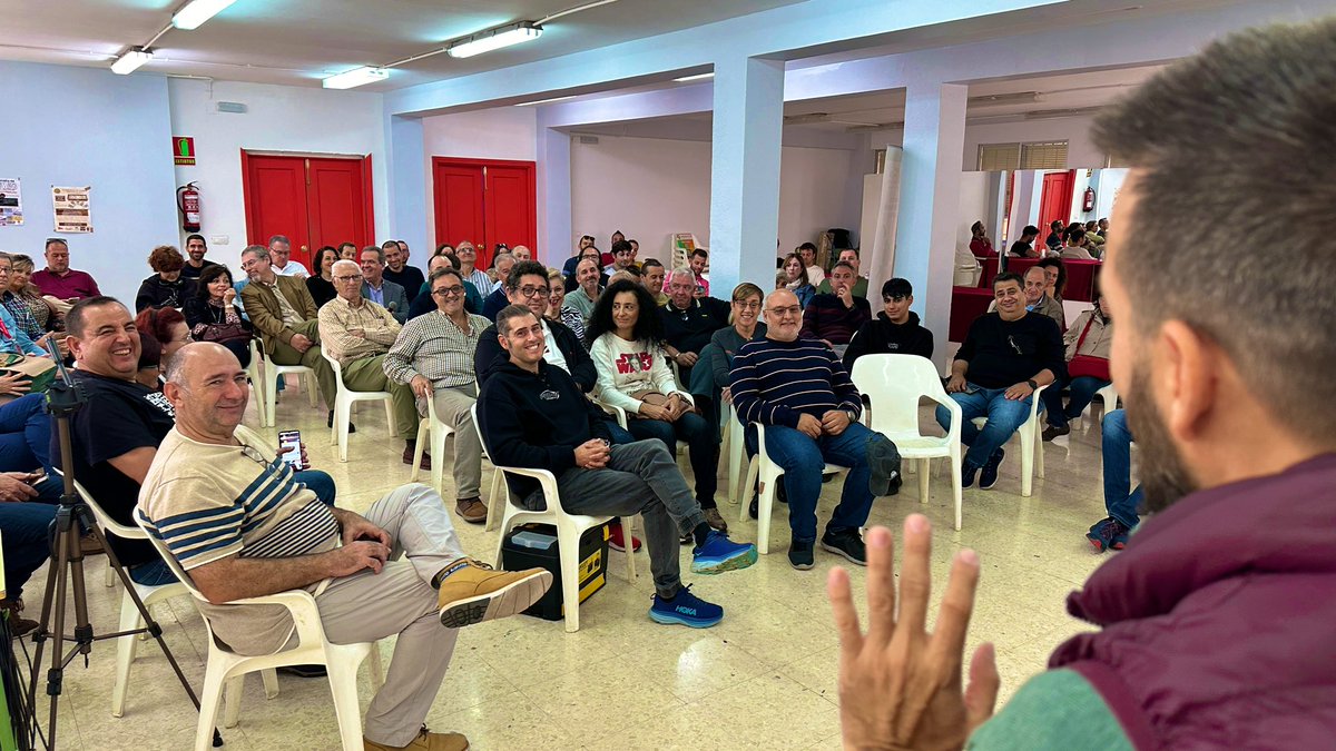 Impresionante lleno en las dos ponencias previas al Electrotour de @AytoAlmodovar, organizado por @AsociacionAUVE, delegación de Córdoba. Más de 100 inscritos, con 50 vehículos (el máximo que hemos permitido). Estupenda experiencia.