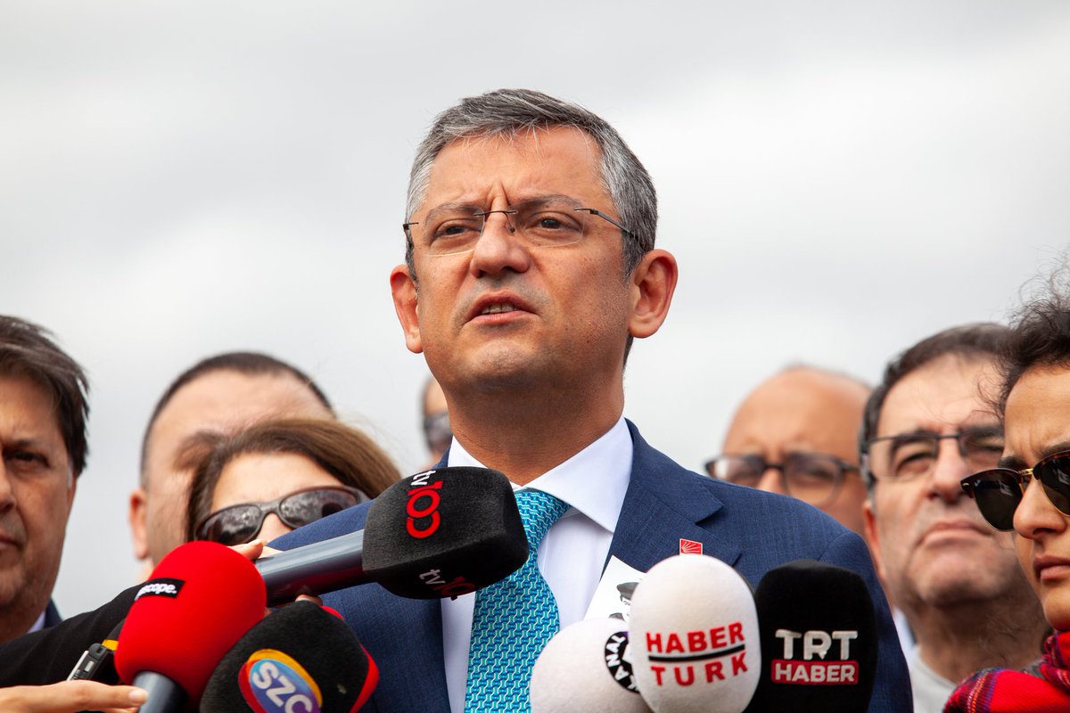 3'üncü Genel Başkanımız Sayın Bülent Ecevit'i vefat yıldönümünde mezarı başında il başkanlarımız, milletvekillerimizle birlikte andık.

"Sayın Genel Başkanımıza layık olmaya çalışacağız. Partimizi iktidar yapma yolunda Onu örnek alacağız."