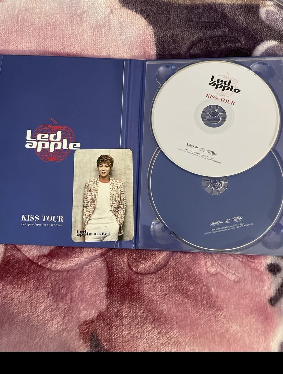 sleepysproutt's tweet photo. Selling my friends LEDApple album signed by all members. It’s from their Facebook shop in like 2013. Includes Hanbyul photo card, kiss card, and leda japan card. No damages only displayed.

$120

#ledapplealbum #signedalbum #twinklers https://t.co/kucsmplcs0