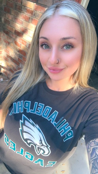 Titties out if the eagles win!! RT for titties!☺️ https://t.co/ocN58prsfD