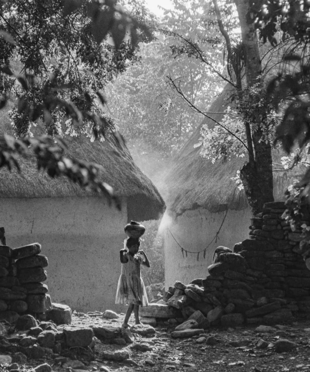 Lycaones's tweet photo. Huasteca hidalguense: niña con cántaro, 1966. https://t.co/RSmCdESAiZ