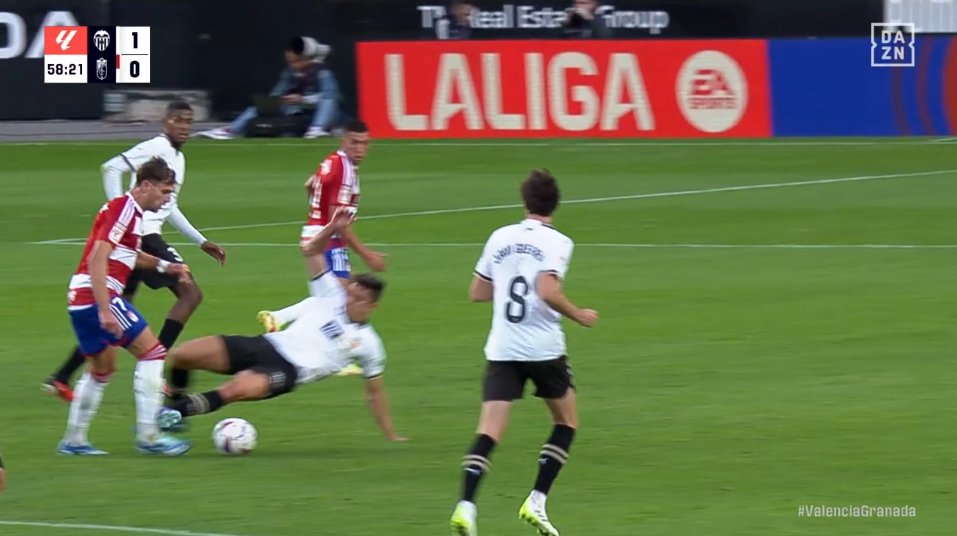 ArchivoVAR's tweet photo. 📺💥 El VAR la toma con el Granada en Mestalla.

👉🏻 Paulista clava los tacos en la cara interna del tobillo de Lucas Boyé con uso de fuerza excesiva.

❌ ES ROJA DIRECTA.

▪️ Incomprensible la pasividad de Del Cerro Grande desde el VAR. https://t.co/ZlfsQTZNFA