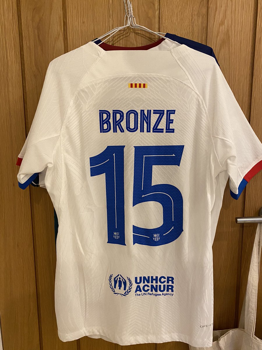 bronzefcb's tweet image. she’s here &amp;amp; she’s beautiful 😍💙❤️
@ThrowbackTops 🌟 @LucyBronze