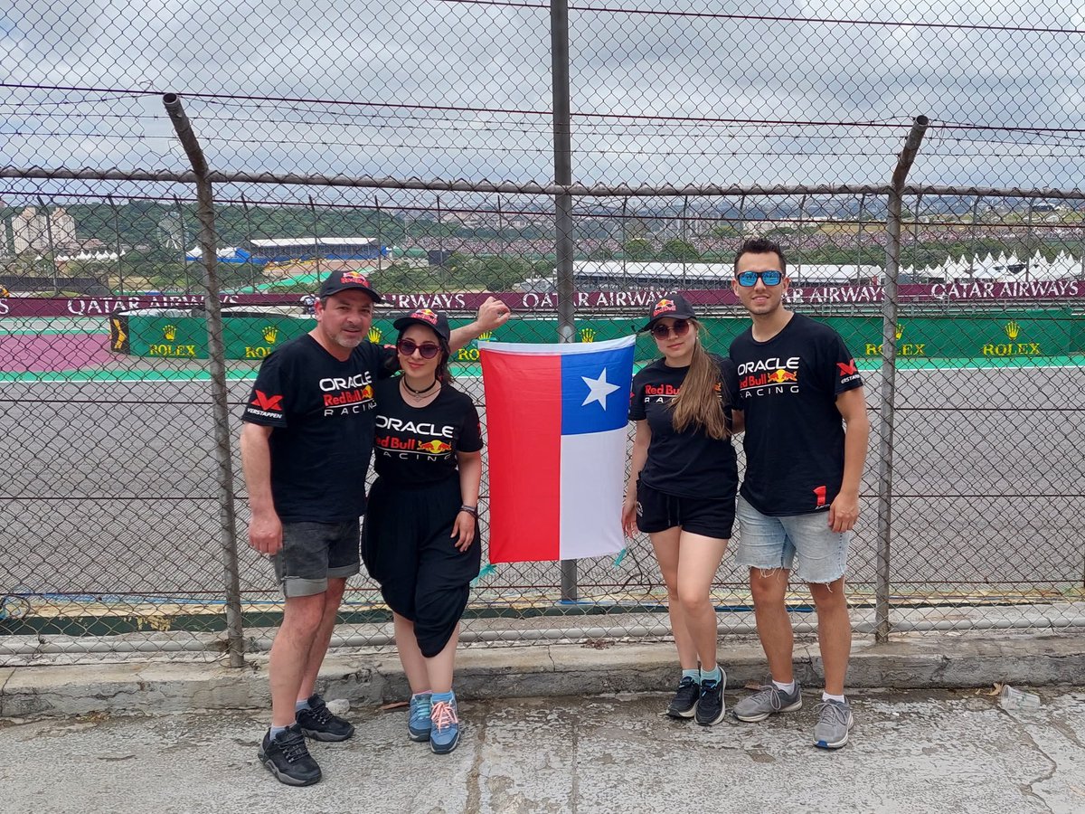 SusanCarolinne's tweet photo. Cumpliendo nuestro sueño de verte correr @Max33Verstappen ✨️🏆🏁🇧🇷

Fulfilling our dream of seeing you run✨️🏆🏁🇧🇷 @Max33Verstappen 

@F1Tornello @F1 @redbullracing #GPBrasil https://t.co/YDaH9a0nec