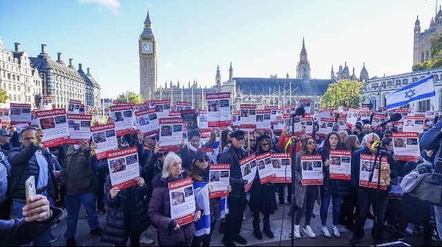 LordIanAustin's tweet photo. Very moving to attend today’s vigil for people kidnapped by Hamas terrorists.

Unlike yesterday’s disgraceful scenes, there were no police attacked, no one glorifying terrorism or calling for intifada and people were not intimidated on the tube or forced to avoid central London. https://t.co/yuAo9VQG0o
