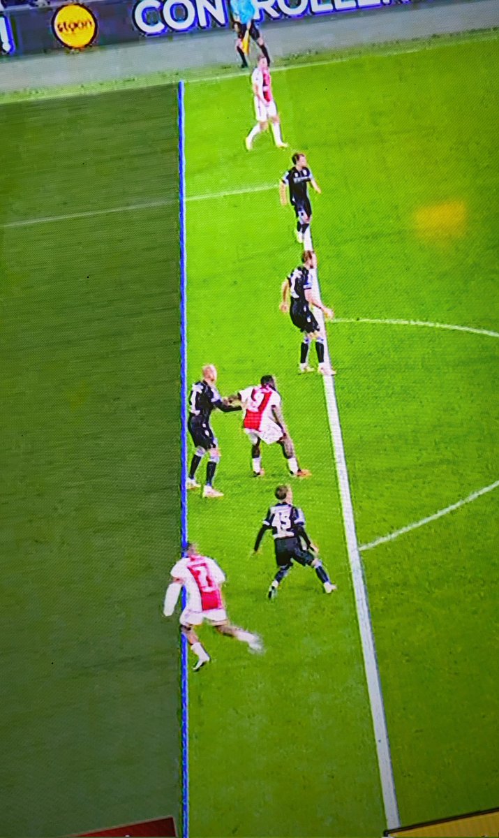 Lijnen lopen niet eens evenwijdig... Var trekt  gewoon een scheve lijn zodat t geen buitenspel is... #ajahee