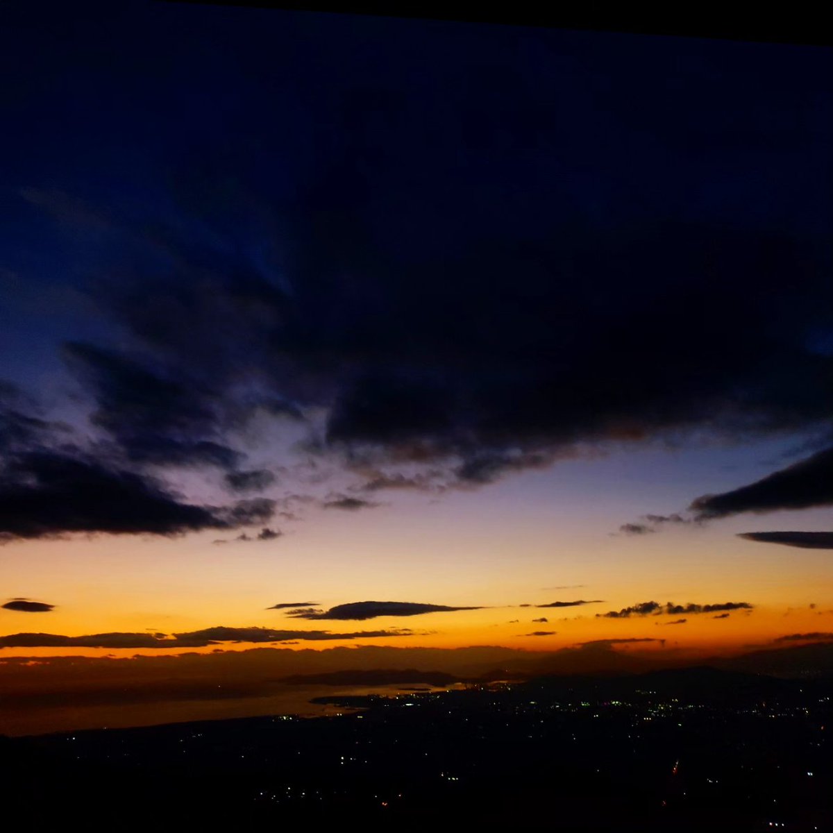 roadartist's tweet photo. Καθώς η μέρα σβήνει.
#5ofNovember #sunset #Athens #imittos https://t.co/DRryZJvzcW