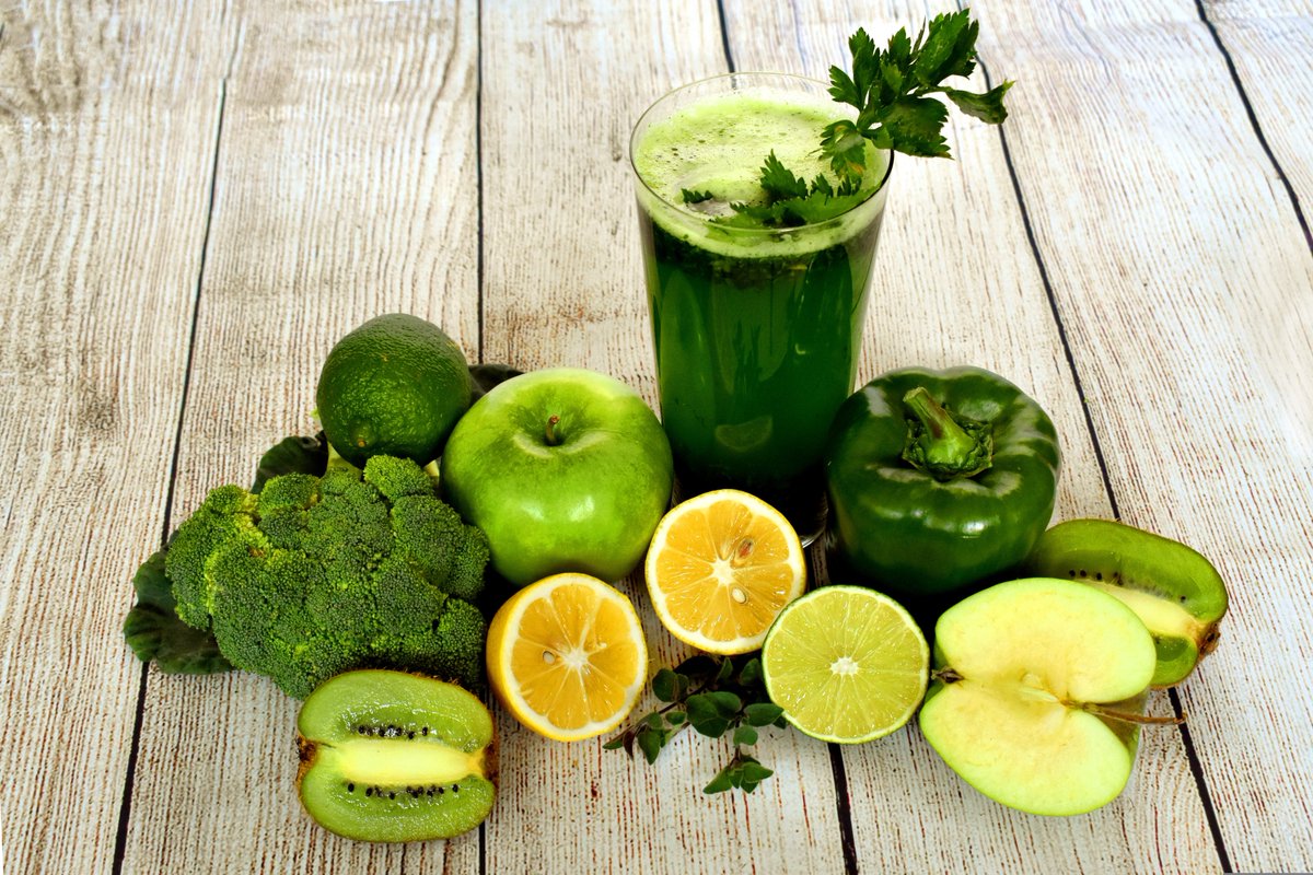 DOCTORBODYONE's tweet photo. 4/ Green smoothies:🌱Green smoothies are a fantastic addition to your diet. Filled with spinach, kale and other greens, they are well recognized as a nutrient powerhouse. These smoothies are packed with antioxidants and fiber, promoting clear, glowing skin. #NutrientPowerhouse https://t.co/mjGxcZtWl1